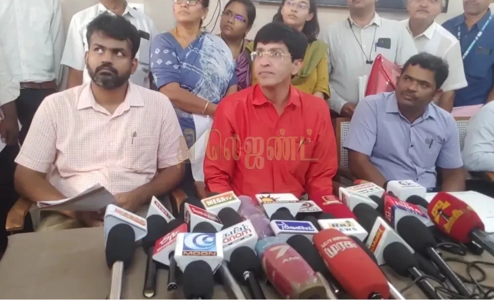 ரேஷன் கார்டுதாரர்களுக்கு துவரம் பருப்பு, பாமாயில் பிரச்னை இன்னும் 10 நாளில்   தீரும் என கூடுதல் தலைமைச் செயலாளர் டாக்டர்.ராதாகிருஷ்ணன் பேட்டி.